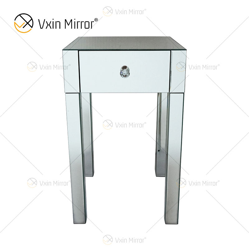 mirror behind bedside table зеркало за тумбочкой