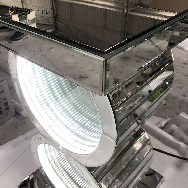 small mirrored end table طاولة نهاية عاكسة صغيرة