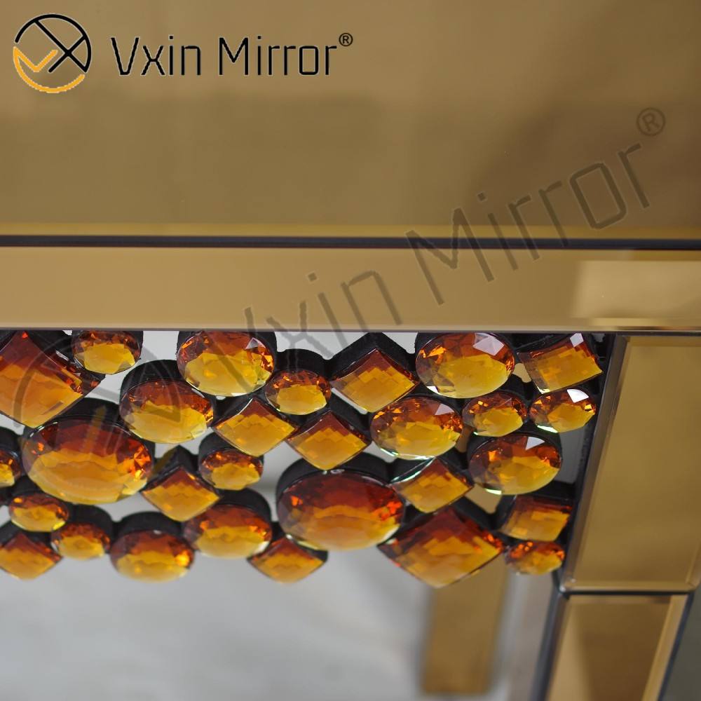 mirrored accent chest Peito de destaque espelhado