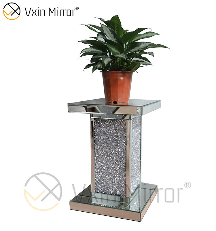 small mirrored table Pequena mesa espelhada