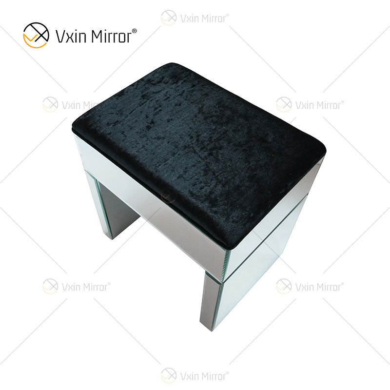 small desk with mirror مكتب صغير مع المرآة