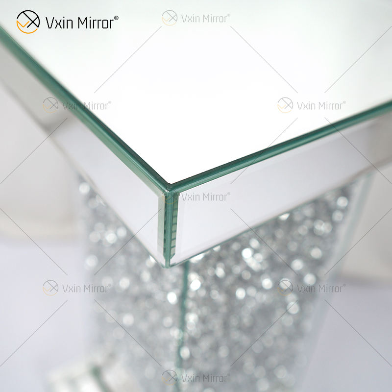 small mirrored side table Pequena mesa lateral espelhada