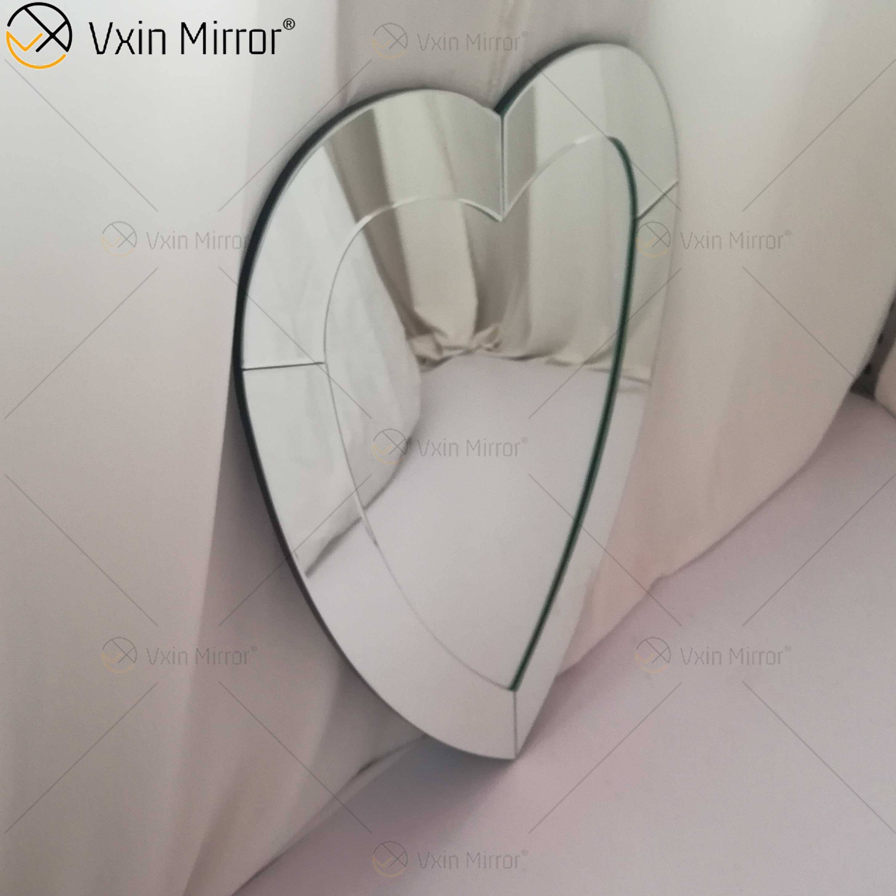 mirrors framed in wood مرايا مؤطرة في الخشب