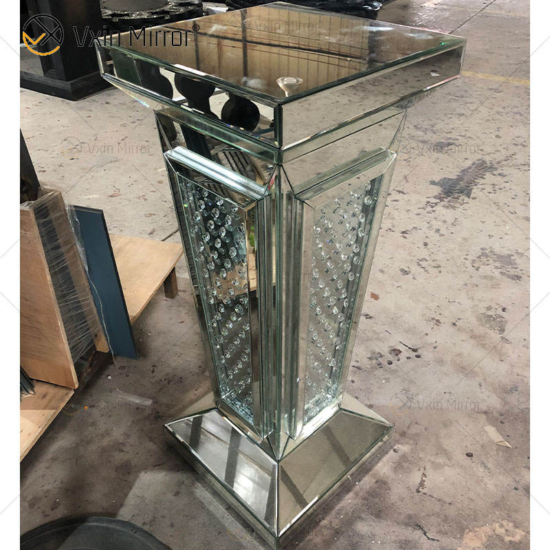 mirror and table المرآة والجدول