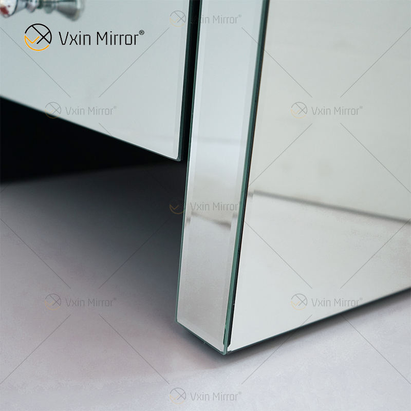 mirrored dresser and nightstand الخزانة ذات النسخ المتطابق والمضايقة