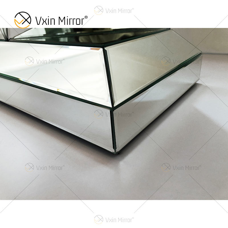 mirror on table Зеркало на столе