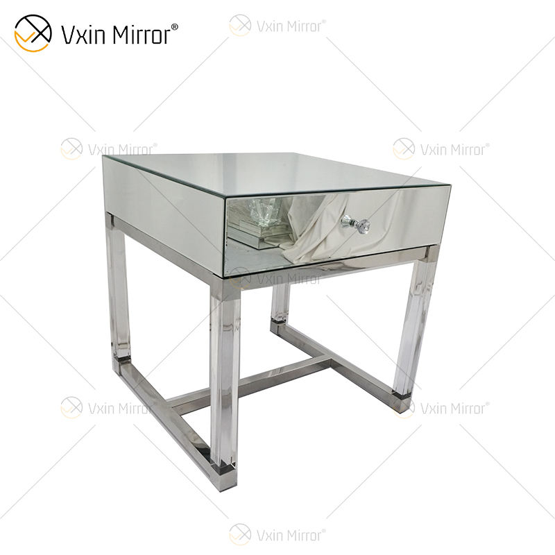 mirrored nightstand with gold trim Зеркальная тумбочка с золотой отделкой