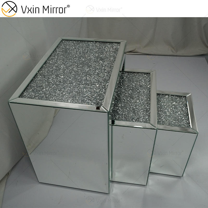 small table with mirror mesa pequeña con espejo