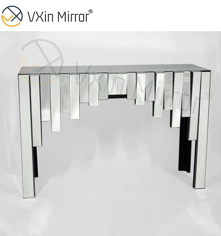bathroom with makeup vanity الحمام مع الغرور المكياج