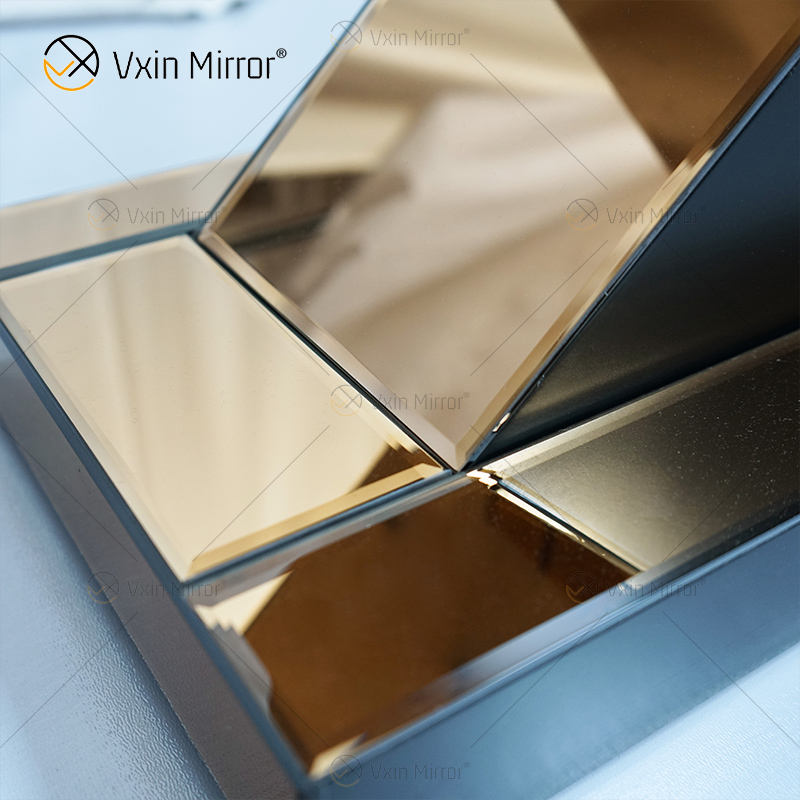 mirrored accent cabinet Spiegelte Akzentschrank