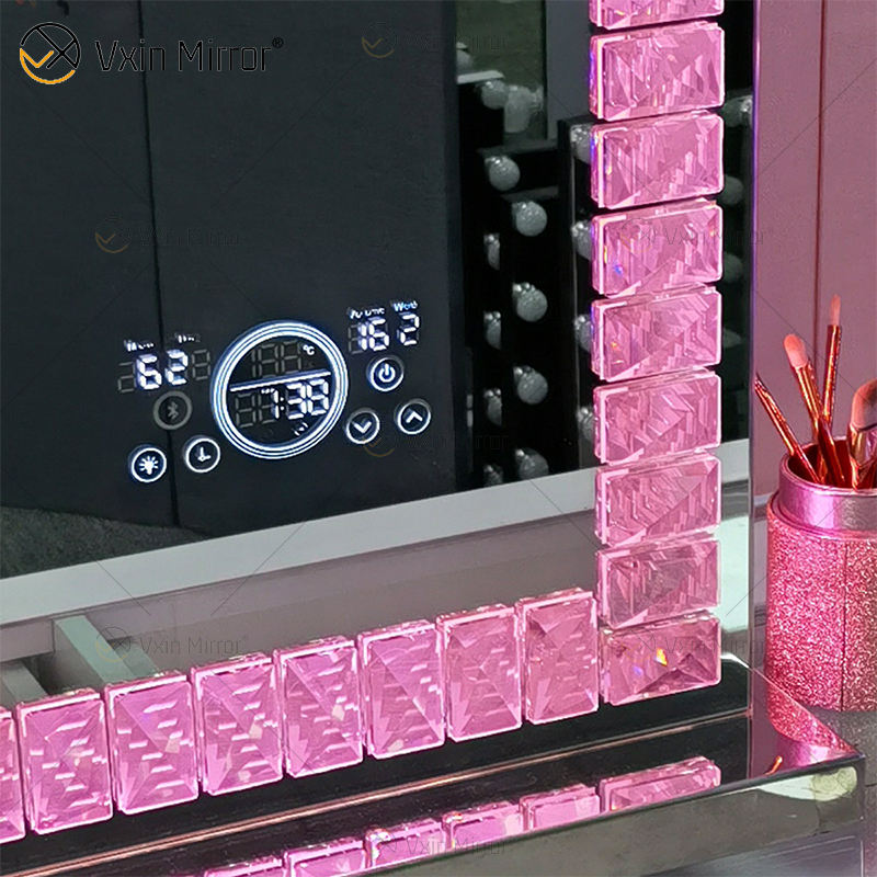 mirror with light around it المرآة مع الضوء حول إيميرور مع الضوء حوله