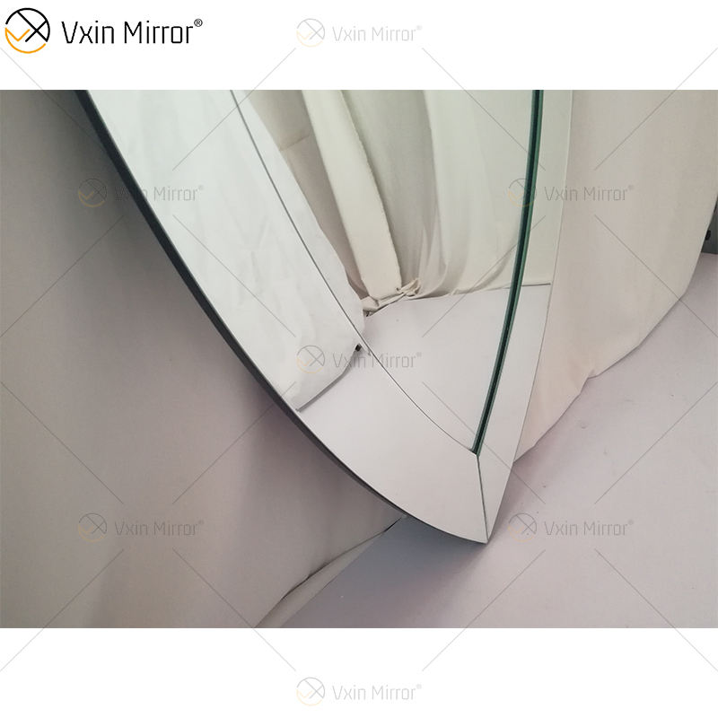 mirrors with metal frames المرايا مع الأطر المعدنية