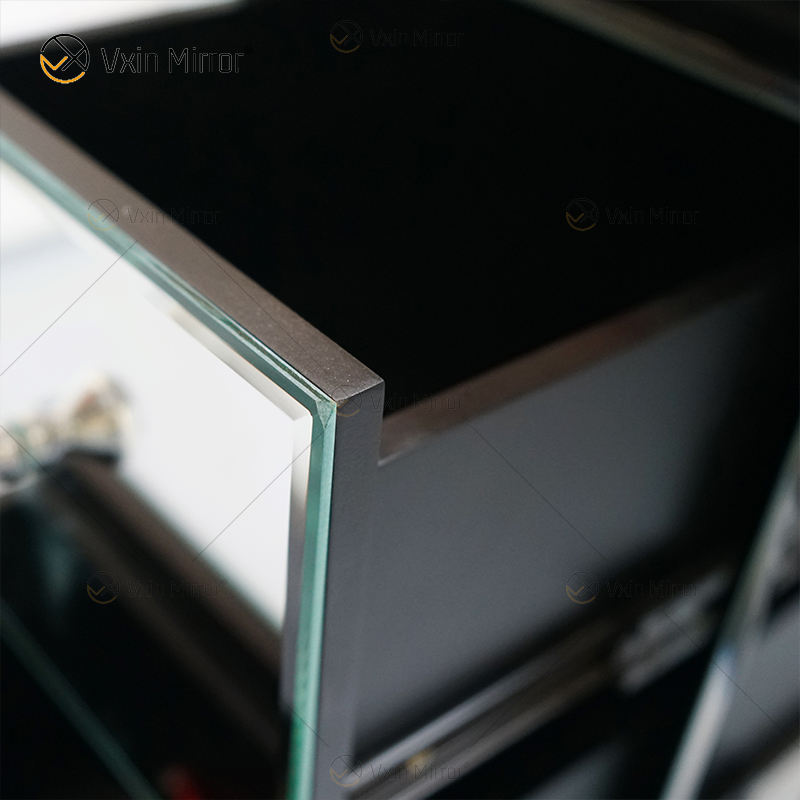 mirror and gold nightstand المرآة والذهب منضدة