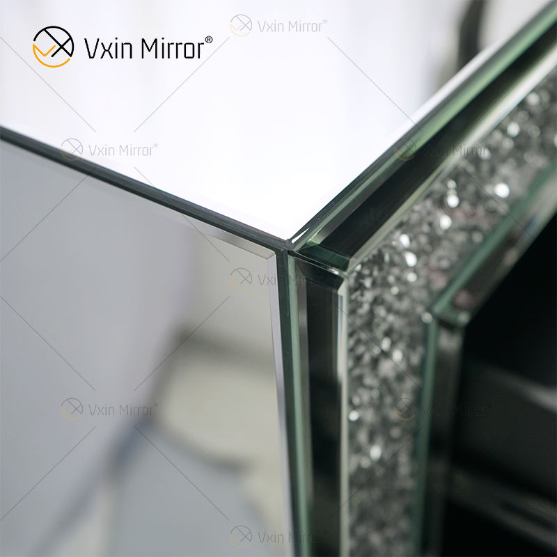 mirrors behind nightstands Зеркала за тумбочками