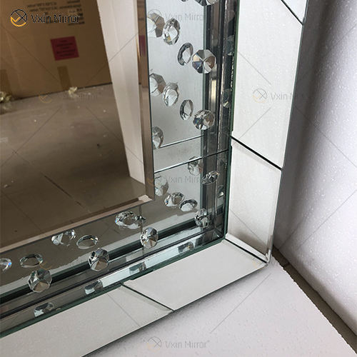 mirrors with white frames المرايا مع إطارات بيضاء