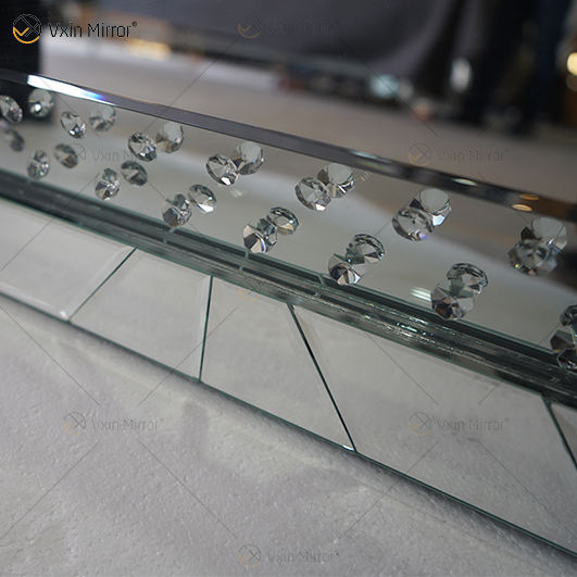 mirrors with black frames المرايا مع إطارات سوداء