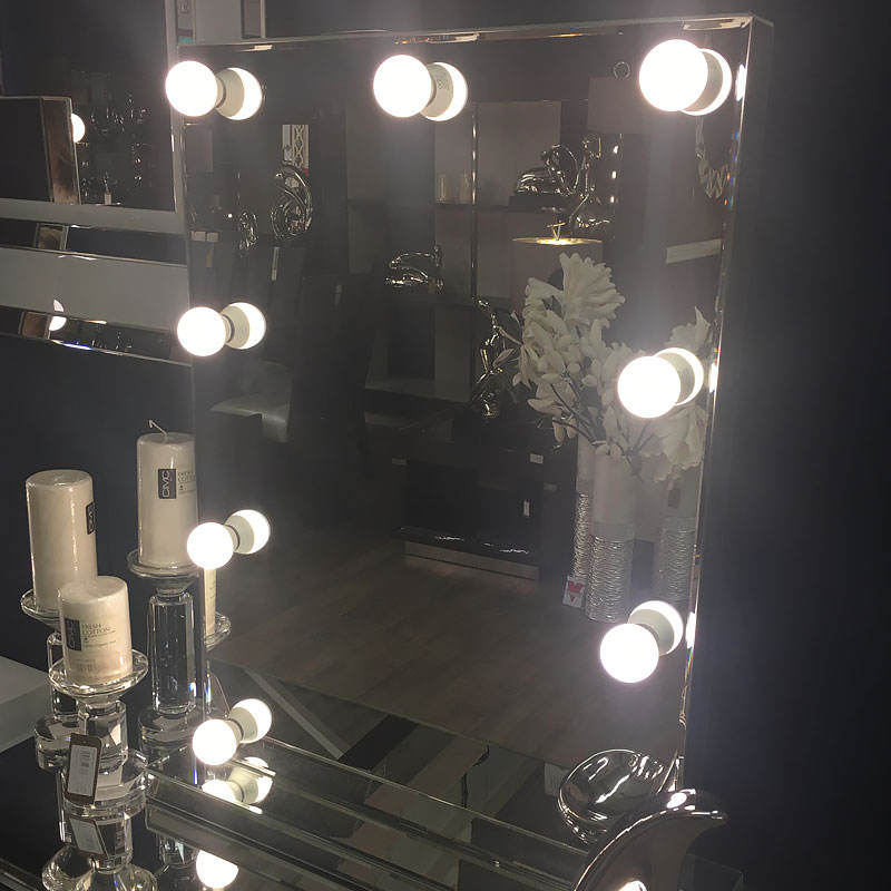 mirror with led lights around it зеркало со светодиодными огнями вокруг него