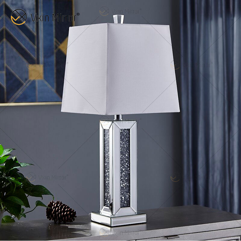 brass table lamp Lâmpada de mesa de latão