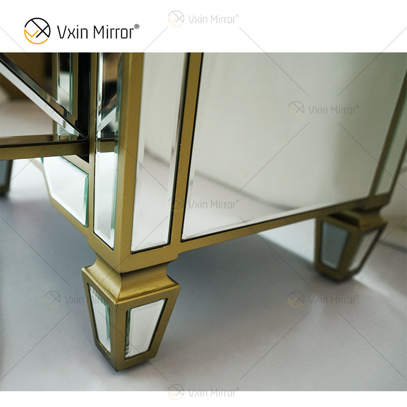 bedside table with mirror above mesa de cabeceira com espelho acima