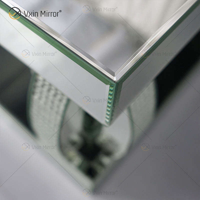 small mirrored end table Pequeña mesa auxiliar de espejo