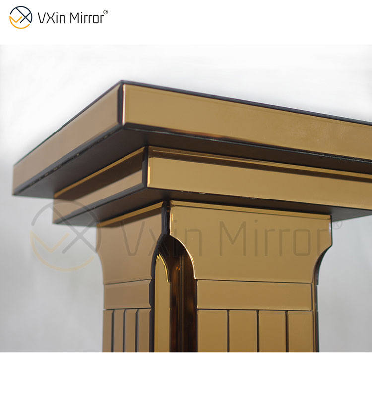 small mirrored end table Pequena mesa final espelhada