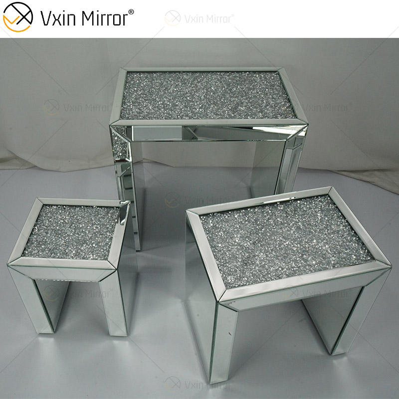 small mirrored table Pequeña mesa con espejo