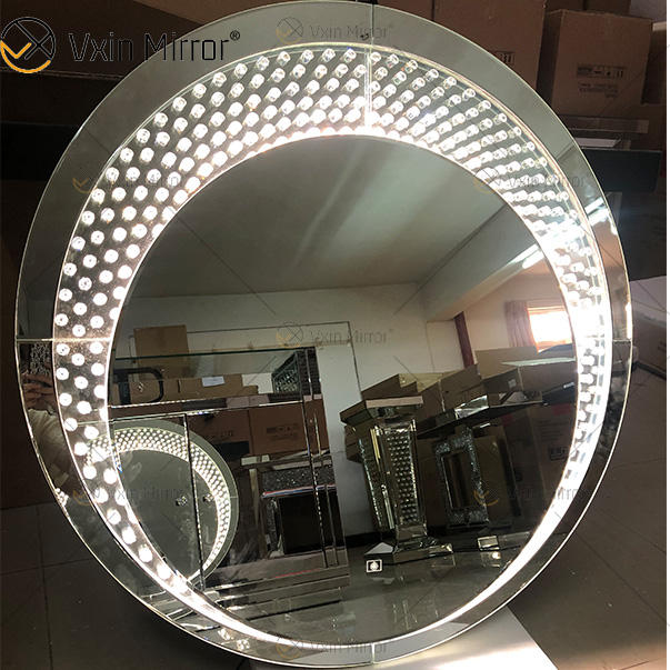 mirrors with lights around them зеркала с огнями вокруг них
