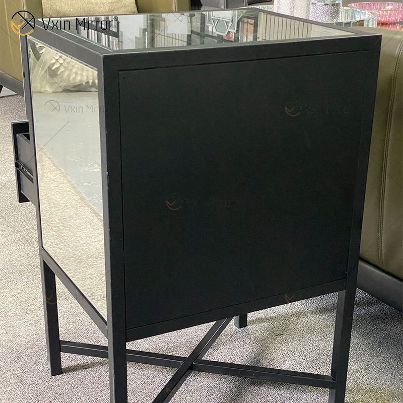 mirrored nightstands Зеркальные тумбочки