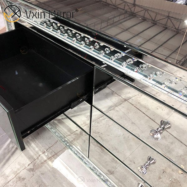 kitchen cabinets in store خزائن المطبخ في المتجر