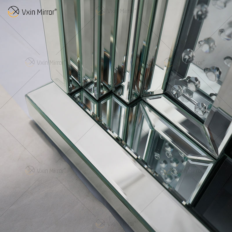 Espejo redondo sobre la chimenea